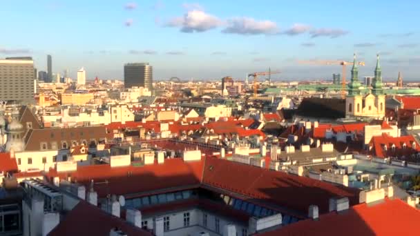 Güneşli bir sonbahar gününde Avusturya 'daki St. Stephans Katedrali' nden Viyana 'ya bakın. — Stok video