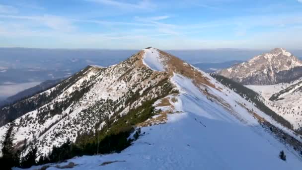 Paysage De Montagne D'hiver Par Une Journée Ensoleillée Avec Du Brouillard Dans Les Vallées Près De La Montagne De Chleb, Snilovske sedlo, Mala Fatra, Slovaquie, Vidéo 4k — Video