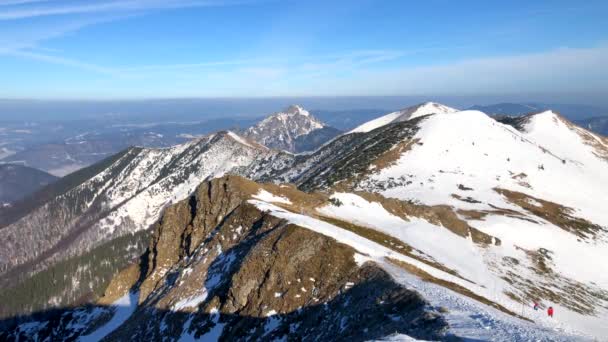 Zimní horská krajina za slunečného dne s mlhou v údolích v blízkosti Chlebové hory, Snilovské sedlo, Malá Fatra, Slovensko, 4k video