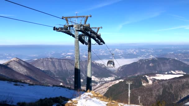 Terchova, Slovaquie, 15 janv.2020 - Cabine de téléphérique à Vratna, Parc national Mala Fatra, Slovaquie, Vidéo 4k — Video