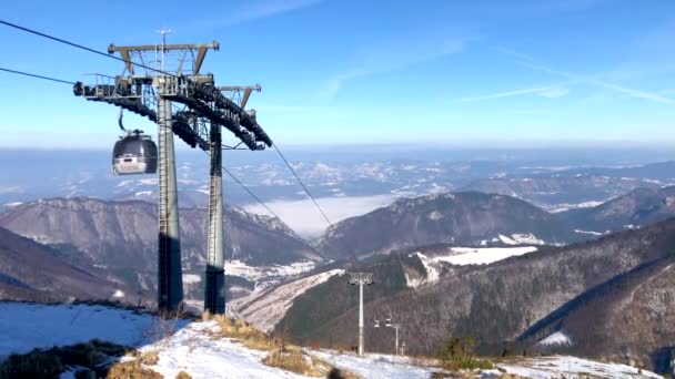 Terchova, Slowakei, 15. Jan 2020 - Kabinenseilbahn in Vratna, Nationalpark mala fatra, Slowakei, 4k Videomaterial — Stockvideo