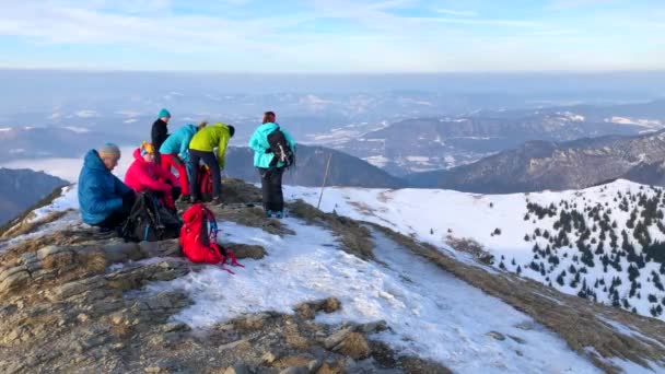Терхова, Словакия, 15 января 2019 - Туристы, смотрящие с гор Мала Фатра в Словакии, Зима, 4k видео — стоковое видео