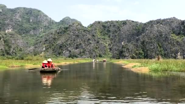 Τοπίο με βάρκες στο Van Long φυσικό αποθεματικό σε Ninh Binh, Βιετνάμ, Full Hd βίντεο πλάνα — Αρχείο Βίντεο