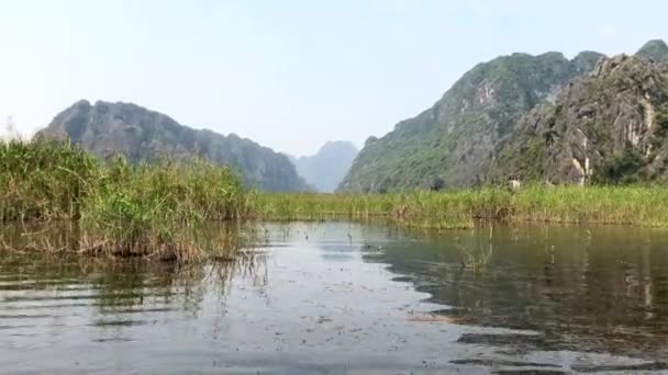 Paysage avec des bateaux à Van Long réserve naturelle à Ninh Binh, Vietnam, Vidéo HD intégrale — Video