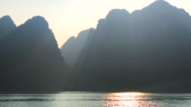 Чудовий вигляд з човна в бухті Хей-Бей, В'єтнам, відео з повними кадрами — стокове відео