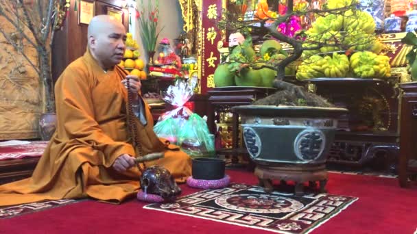 Ханой, В'єтнам, 15 лютого 2017 - Монах медитує в буддистському храмі в Ханой, В'єтнам — стокове відео