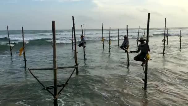 Weligama, sri lanka - 15. Juli 2017: unidentifizierte lokale Fischer fischen in einzigartigem Stil, diese Art des Fischfangs ist traditionell für sri lanka im indischen Ozean, 4k Filmvideo — Stockvideo