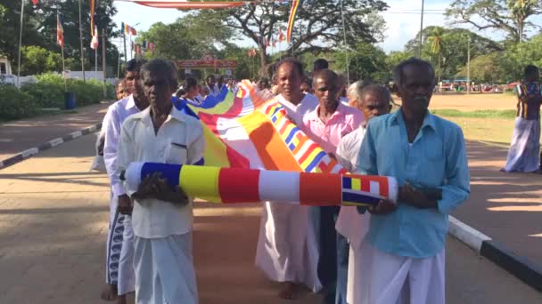 Anuradhapura, Sri Lanka - 15 juli 2017 - Een groep boeddhistische pelgrims voert een Kapruka Poojawa Ceremonie uit aan de voet van de Ruwanwelisiya Dagoba, 4k videoclip — Stockvideo
