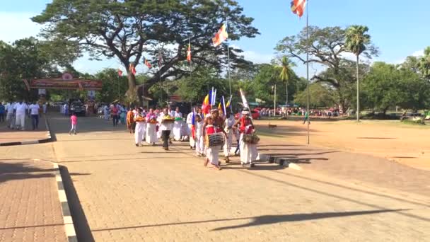 ANURADHAPURA, SRI LANKA - 15 de julho de 2017 - Um grupo de peregrinos budistas realizando uma Cerimônia de Kapruka Poojawa em torno da base do Ruwanwelisiya Dagoba, vídeo em 4k — Vídeo de Stock