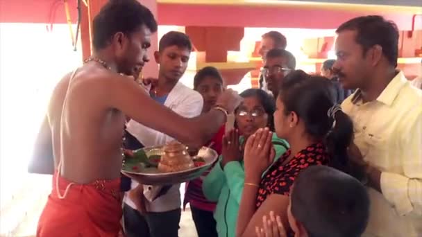 Dambulla, sri lanka, juli 15 2017 - betende Menschen im goldenen Tempel von dambulla, sri lanka, 4k footage video — Stockvideo
