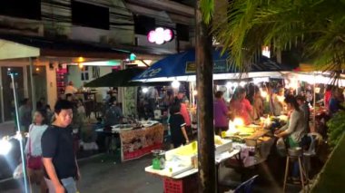 Koh Samui, Tayland, 15 Aralık 2017 - Koh Samui, Tayland 'da Lamai Pazar gecesi pazarında yürüyen turistler