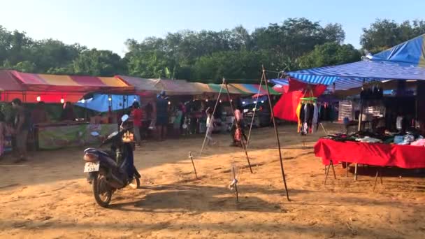 Saladan, Koh Lanta, 15 Aralık 2017 - Koh Lanta, Tayland 'da çoğunlukla Müslüman olan bir gıda pazarındaki pazarda muhteşem görünümlü taze ürünler — Stok video