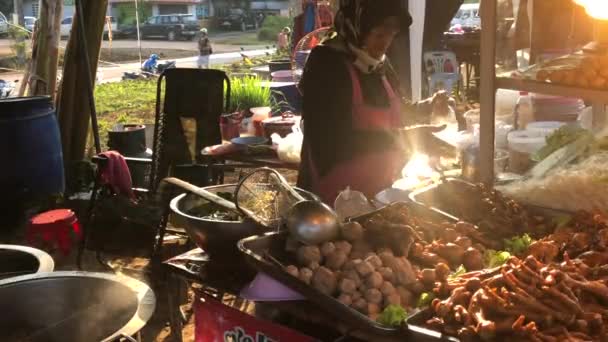 Saladan, Koh Lanta, Dec 15 2017 - Gyönyörű friss termékek egy piaci standon egy többnyire muszlim élelmiszerpiacon Koh Lanta, Thaiföld — Stock videók