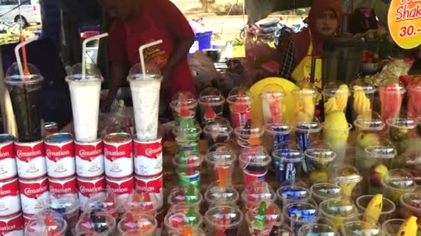 Saladan, Koh Lanta, Dec 15 2017 - Gorgeous looking fresh products on a market stall at a mostly muslim food market on Koh Lanta, Thailand — 비디오