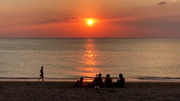 Caminando personas y barcos en el mar durante el hermoso atardecer en Long Beach en Koh Lanta, Tailandia — Vídeos de Stock