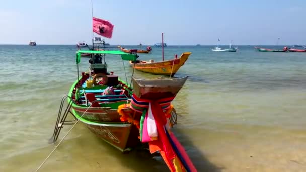 Traditionelles Langschwanzboot am Strand in Koh Tao, Thailand — Stockvideo