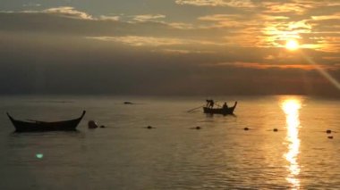 Tayland 'daki Koh Samui Adası' nda teknelerle güzel bir gün batımı.