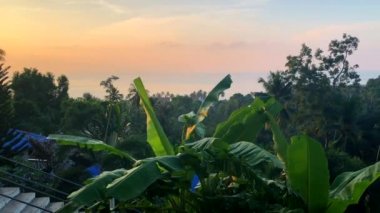 Tayland 'daki Koh Samui Adası' nda teknelerle güzel bir gün batımı.