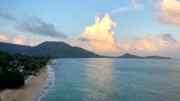 Point de vue Lamai au coucher du soleil tropical sous les rochers Hin Ta et Hin Yai à Koh Samui, Thaïlande — Video