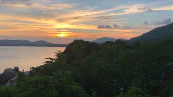 Lamai-aussichtspunkt während des tropischen sonnenuntergangs unter hin ta und hin yai felsen in koh samui, thailand — Stockvideo