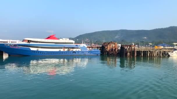 Koh Samui, Thailand, 20 Nov 2017 - Boats near pier of Koh Samui Island harbor, Thailand — 비디오