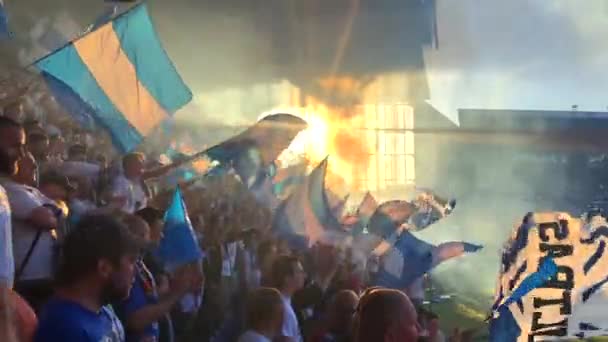 Ostrava, Tschechische Republik, 21. April 2019 - Hooligans während des Fußballspiels fcb banik vs opava, ostrava, Tschechische Republik, 4k Videomaterial — Stockvideo