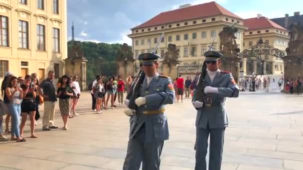 Praag, 15 mei 2019 - De soldaten van de Praagse Burchtwacht marcheren van het veranderen van degenen die de ingang van het Praagse Kasteel bewaken — Stockvideo