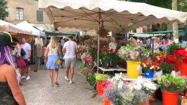 Alcudia, İspanya - 15 Temmuz 2019 - Mallorca 'daki tarihi Alcudia köyünde meyve, çiçek ve hediyelik eşya pazarı