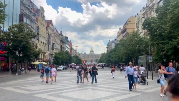 Praga, Republica Cehă, 15 mai 2019 - Oameni și turiști care merg în piața Wenceslas din Praga — Videoclip de stoc
