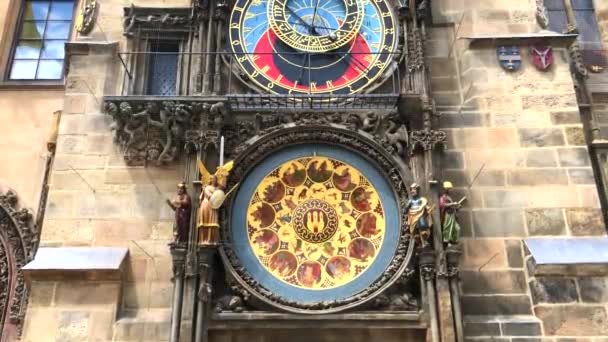 Praag astronomische klok Orloj op Stadhuis toren, Tsjechië, 4k beeldmateriaal video — Stockvideo