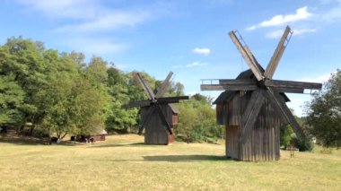 Chernivtsi Bölgesel Halk Mimari ve Yaşam Müzesi 'ndeki tahta Ukrayna değirmeni, Chernivtsi, Ukrayna