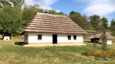 Chernivtsi, Ukrayna 'da tipik ahşap kulübeleri ve değirmenleri olan eski geleneksel mimari, 4k video.