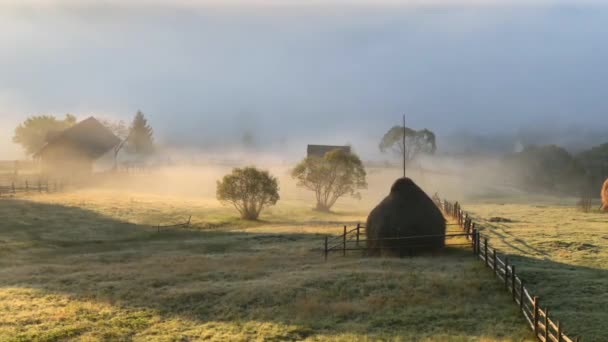 Bela paisagem Aldeia romena nevoeiro nascer do sol nevoeiro na Romênia idílico campo vida rural, 4k vídeo metragem — Vídeo de Stock