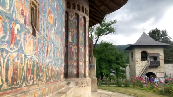 Romênia, Voronet, 15 de setembro de 2019 - Mosteiro de Voronet, Região de Suceava, Romênia - a igreja é uma das igrejas pintadas da Moldávia listadas na lista da UNESCOs do Mundo — Vídeo de Stock