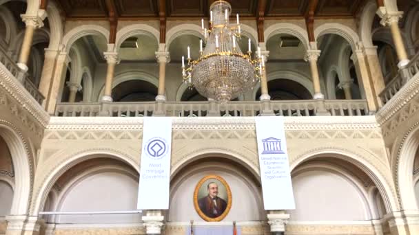 CHERNIVTSI, UCRANIA - 20 DE SEPTIEMBRE DE 2019 - Famoso salón de mármol de la Universidad de Chernivtsi, Ucrania. Antiguo interior decorativo del monumento arquitectónico de la UNESCO en Ucrania — Vídeo de stock