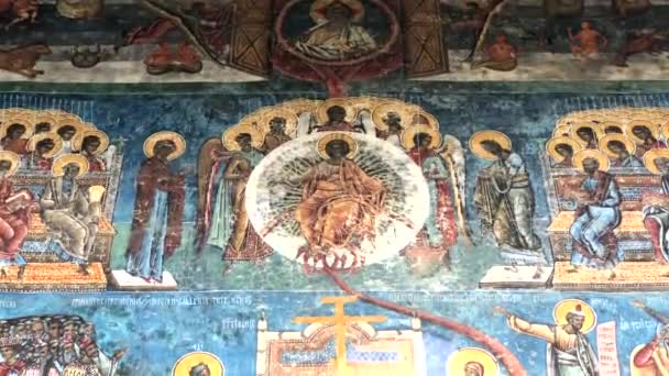 Rumania, Voronet, 15 de septiembre de 2019 - Monasterio de Voronet, Región Suceava, Rumania - la iglesia es una de las iglesias pintadas de Moldavia listadas en la lista de UNESCOs de World — Vídeo de stock