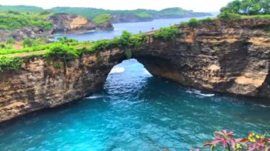Endonezya 'daki Bali, Nusa Penida Adası' ndaki Kırık Plaj, 4K video