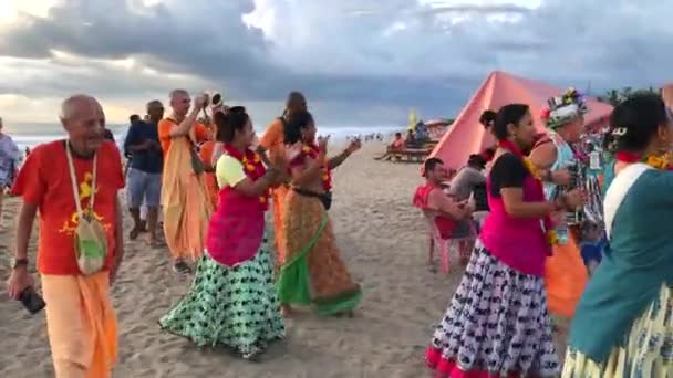 Indonesia, Bali, Seminyak Beach, 15 mar 2020 - Grupo Hare Krishna celebrando en la playa de Seminyak en Bali, vídeo de 4k — Vídeos de Stock