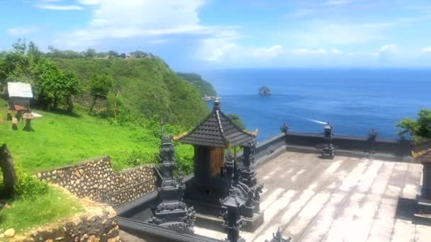 Templo hindú en la playa Kelingking, Nusa Penida, Indonesia, 4k metraje video — Vídeos de Stock