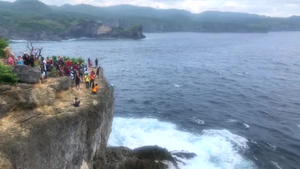 Indonesien, Bali, Nusa Penida, 15. März 2020 - Menschen am kaputten Strand Auf der Insel Nusa Penida, Bali In Indonesien, 4k Filmvideo — Stockvideo