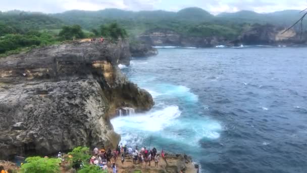 Indonezja, Bali, Nusa Penida, 15 Mar 2020 - Ludzie na Broken Beach na wyspie Nusa Penida, Bali W Indonezji, 4k materiał wideo — Wideo stockowe