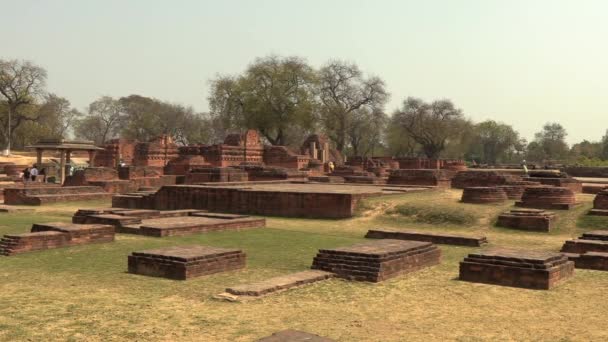 Dharmarajika Stupa közel Dhamekh Stupa Sarnath, Buddha hely, Varanasi, India, 4k videó — Stock videók