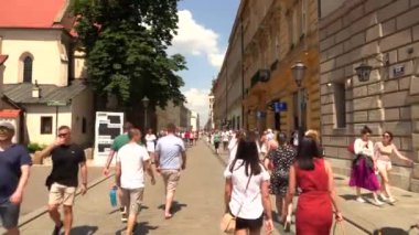 Krakow, Polonya, 21 Mayıs 2019 - Eski şehir Krakow, Polonya 'nın merkezindeki Pazar Meydanı' nda bir sürü turist, 4k video