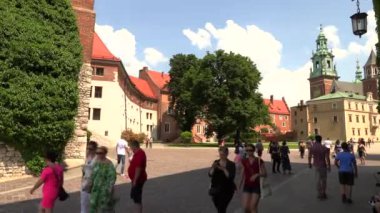 Krakow, Polonya, 20 Mayıs 2019 - Krakow, Polonya 'daki Wawel şatosunun Mmain meydanında yürüyen turistler, 4k video