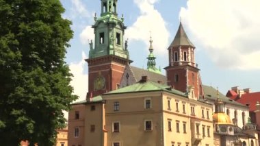 St. Stanislaw ve St Vaclav Katedrali ve Wawel Hill 'deki kraliyet şatosu, Krakow, Polonya, 4k video.