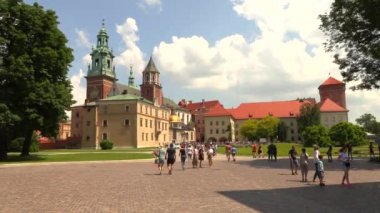 Krakow, Polonya, 20 Mayıs 2019 - Krakow, Polonya 'daki Wawel şatosunun Mmain meydanında yürüyen turistler, 4k video