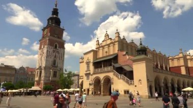 Krakow, Polonya, 20 Mayıs 2019 - Polands tarihi merkezinde yürüyen turistler, antik mimarisi olan bir şehir, 4k video