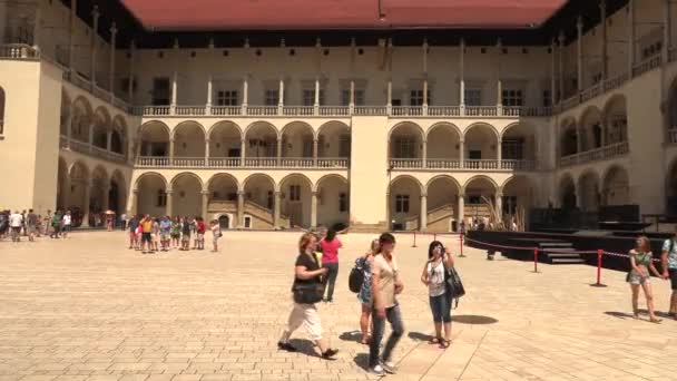 Cracovie, Pologne, 20 mai 2019 - Touristes marchant sur la place Mmain du château de Wawel à Cracovie, Pologne, vidéo 4k — Video