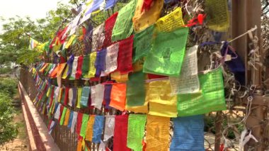 Sarnath, Varanasi, Hindistan 'da asılı Tibet dua bayrakları, 4k video