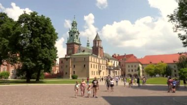 Krakow, Polonya, 20 Mayıs 2019 - Krakow, Polonya 'daki Wawel şatosunun Mmain meydanında yürüyen turistler, 4k video